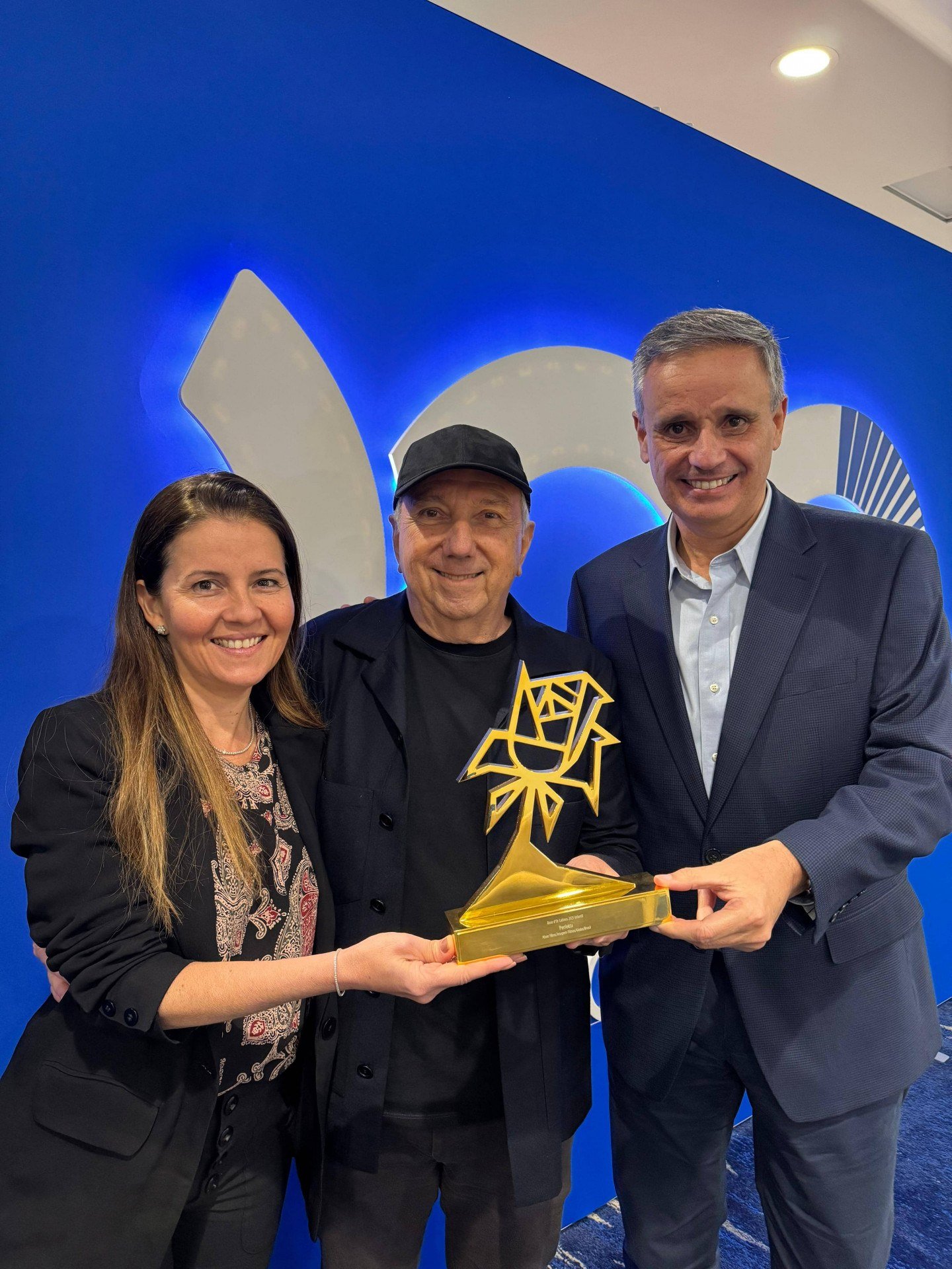 Tatiana Costa, João Daniel Tikhomiroff e Belmar no Rose D´Or Latinos  Divulgação