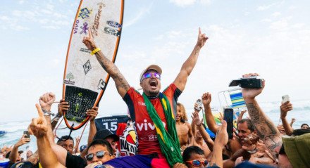 O surfista brasileiro Italo Ferreira é um dos grandes nomes da temporada da WSL e tenta alcançar o bicampeonato mundial.