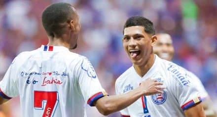 Erick Pulga comemorando gol pelo Bahia no fechamento da primeira rodada da Copa do Nordeste