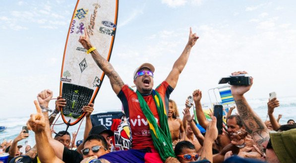 O surfista brasileiro Italo Ferreira é um dos grandes nomes da temporada da WSL e tenta alcançar o bicampeonato mundial.