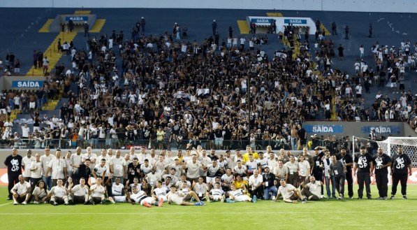 Jogadores da base do Corinthians celebram vaga na final com os torcedores
