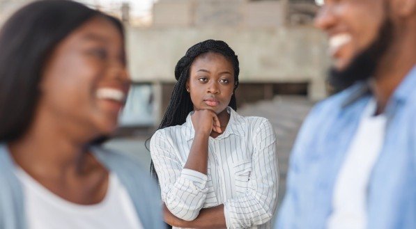 Imagem ilustra mulher vendo seu ex-namorado conversando com outra mulher