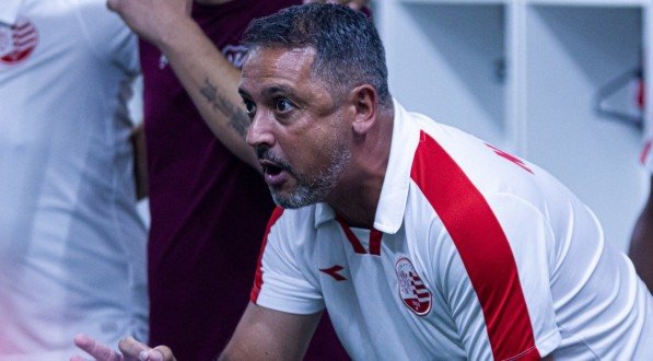 Marquinhos Santos motivando jogadores do Náutico antes da partida contra o Ceará, pela Copa do Nordeste