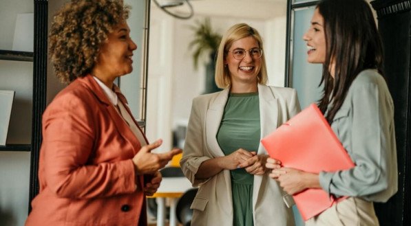 O networking é uma ferramenta poderosa para impulsionar carreiras e negócios (Imagem: La Famiglia | Shutterstock)