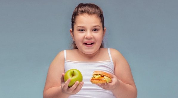 Hábitos alimentares inadequados e sedentarismo aumentam o número de casos de crianças obesas (Imagem: CHIVI SEYFETTIN | Shutterstock)