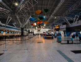 Cancelamento de voos resulta em confusão entre passageiros no Aeroporto do Recife