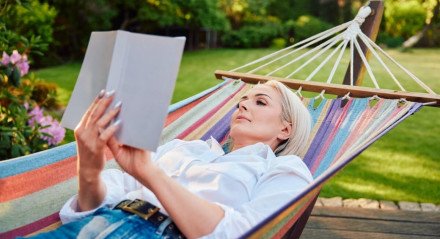 Livros curtos são um incentivo para quem deseja retomar o hábito da leitura (Imagem: baranq | Shutterstock)