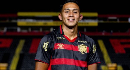 Imagem do atacante Rodrigo Atencio com a camisa do Sport na Ilha do Retiro