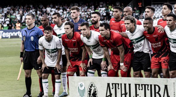 Imagem dos jogadores perfilados em um Atletiba de 2024