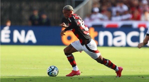 Matheuzinho, lateral do Flamengo, com a posse de bola