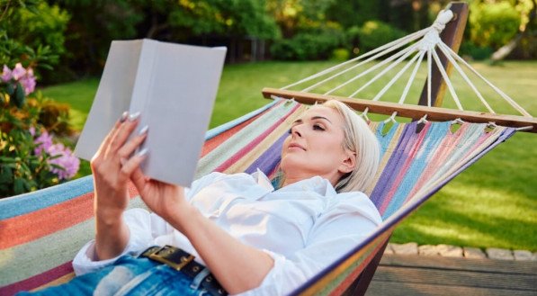 Livros curtos são um incentivo para quem deseja retomar o hábito da leitura (Imagem: baranq | Shutterstock)