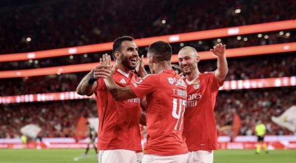 Pavlidis, atacante do Benfica, celebra gol