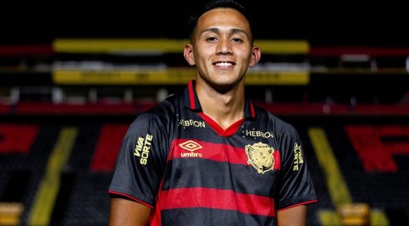 Imagem do atacante Rodrigo Atencio com a camisa do Sport na Ilha do Retiro