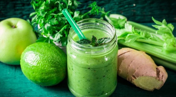 Suco detox de aipo com maçã-verde e limão (Imagem: id-art | Shutterstock)