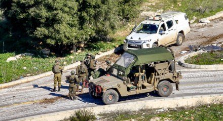 Foto tirada da vila de Shaqra, no sul do Líbano, em 25 de janeiro de 2025, mostra soldados do exército israelense