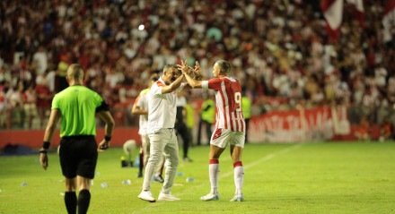 Marquinhos Santos comemora gol do Náutico com Paulo Sérgio