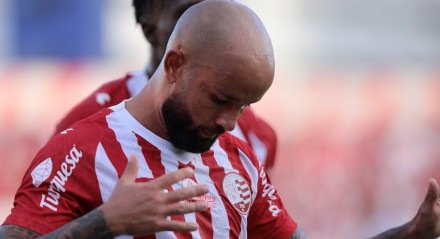 Patrick Allan celebrando gol marcado pelo Náutico contra o Santa Cruz no Campeonato Pernambucano