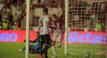 Paulo Sérgio balançando as redes para o Náutico diante do Santa Cruz pelo Campeonato Pernambucano