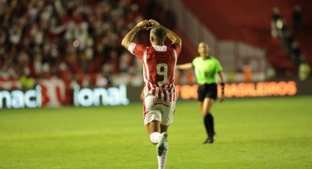 Paulo Sérgio celebra gol marcado pelo Náutico diante do Santa Cruz pelo Campeonato Pernambucano