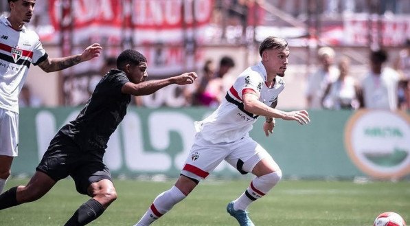 Com dois gols de Paulinho e um de Andrade, o Tricolor Paulista garantiu 3 a 2 e conquistou o título pela quinta vez na história