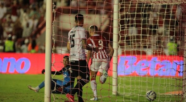 Paulo Sérgio balançando as redes para o Náutico diante do Santa Cruz pelo Campeonato Pernambucano