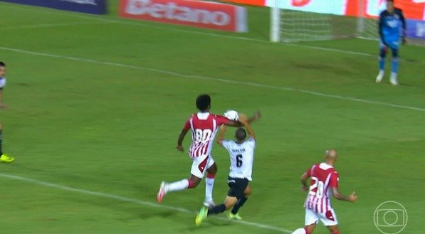 Imagem do lance que deu origem ao gol do Náutico