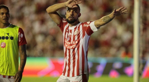 Paulo Sérgio, atacante do Náutico, em comemoração de um dos gols marcados no ano de 2025