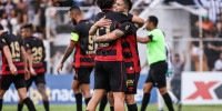 Lenny Lobato abraçado após marcar seu primeiro gol pelo Sport