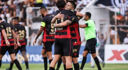 Lenny Lobato abraçado após marcar seu primeiro gol pelo Sport