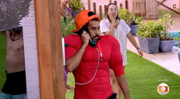 Imagem do participante Maike atendendo o Big Fone no BBB 25