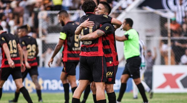 Lenny Lobato abraçado após marcar seu primeiro gol pelo Sport