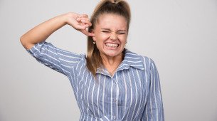 Longe de ser apenas um inc&ocirc;modo, a cera de ouvido &eacute; uma subst&acirc;ncia protetora vital para o nosso sistema auditivo