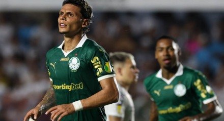 Richard Ríos, do Palmeiras, comemora seu gol contra o Santos 