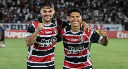 João Pedro (E) e Thiaguinho (D), jogadores do Santa Cruz, sorrindo