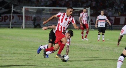 Thiago em lance de Santa Cruz x Náutico pela Série C do Campeonato Brasileiro de 2019