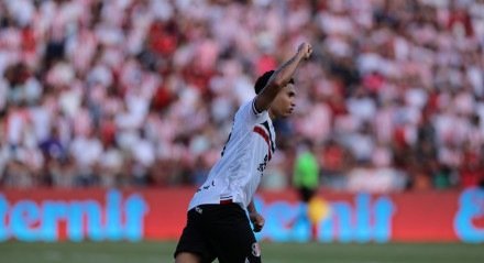 Thiaguinho celebrando gol marcado pelo Santa Cruz contra o Náutico no Campeonato Pernambucano 2025