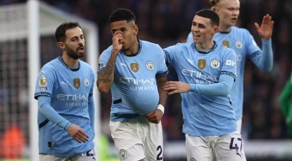 Equipe do Manchester City comemorando gol