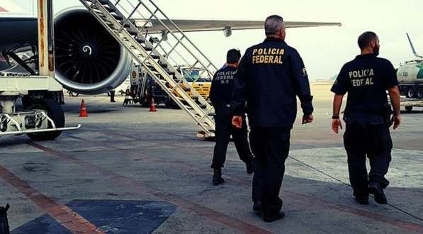 Imagem ilustrativa de agentes da PF em um aeroporto