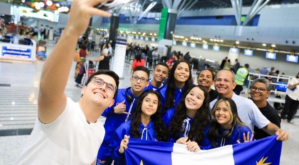 Imagem do Vice-Prefeito Victor Marques tirando foto com os alunos e professores premiados na Olimpíada de Matemática do Recife 2024