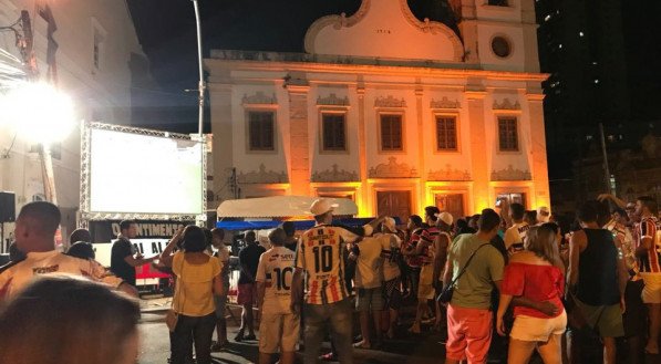 Imagem da Pelada Centenária, a festa de aniversário do Santa Cruz, realizada no Pátio de Santa Cruz