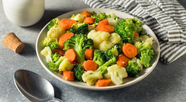 Salada de brócolis com cenoura e couve-flor (Imagem: Brent Hofacker | Shutterstock)