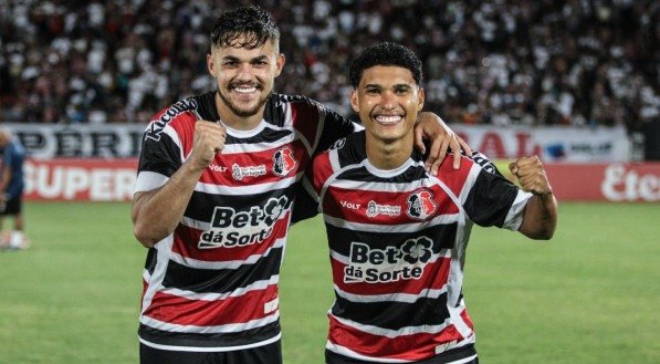 João Pedro (E) e Thiaguinho (D), jogadores do Santa Cruz, sorrindo