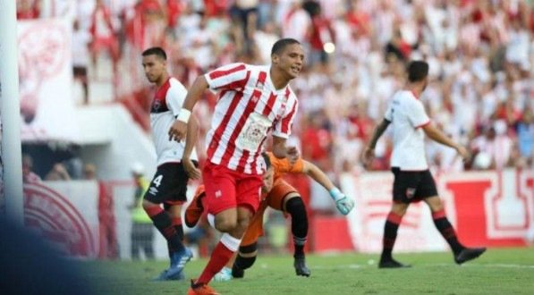 Imagem do atacante Thiago com a camisa do Náutico