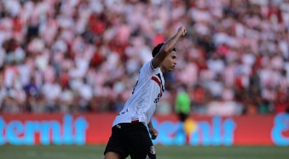 Thiaguinho celebrando gol marcado pelo Santa Cruz contra o Náutico no Campeonato Pernambucano 2025