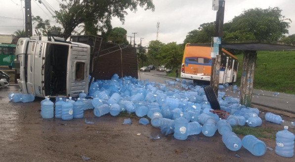 Os botijões de água mineral ficaram espalhados na via