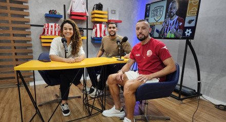 Paulo Sérgio ao lado de Antônio Gabriel e Giovanna Moura no estúdio do Escrete Clube