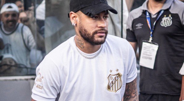 Neymar em visita ao Santos, nas férias, em jogo do Peixe na Vila Belmiro