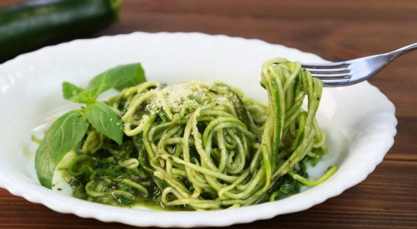 Espaguete de abobrinha com pesto de manjericão (Imagem: hiroamano | Shutterstock) 