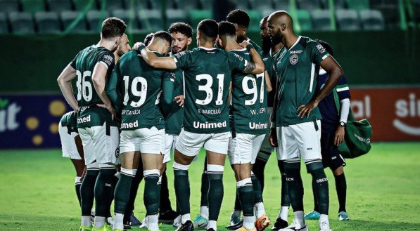 Jogadores do Goiás reunidos antes da bola rolar