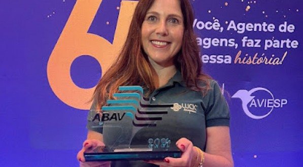 Adriana Ferreira recebe o prêmio "Melhor Receptivo do Brasil", conquistado pela Luck, durante evento em Campinas